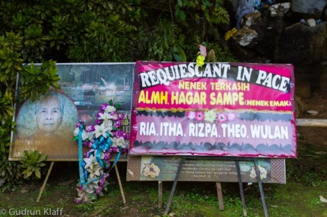 Diese Dame ist die Tao-Tao Statue ganz links im Bild, weisses Kleid und Brille