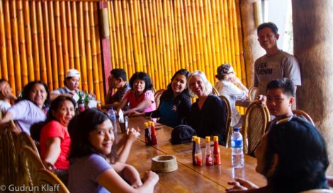 Eine indonesische Familie, die mich buchstäblich auf der Strasse aufsammelte, als ich gerade eine Grabstätte verliess, mich mit zum Essen nahm, und mich noch weiterhin liebevoll betreut und mich wieder nach Makassar zurückgenommen hätte, aber ich wollte es nicht zu sehr ausnutzen. Diese Grosszügigkeit Fremden gegenüber ist wirklich bemerkenswert.