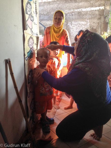 Monatliches Messen und Wiegen der Kinder