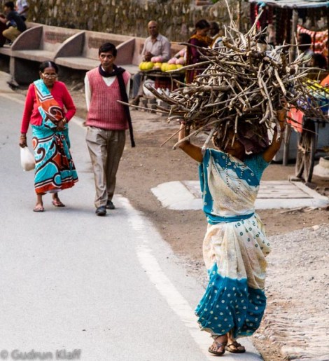 Unter dem Bündel von Holz steckte ein junges Mädchen
