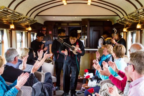 Auch die lokale Bevölkerung darf mitreisen - gegen Unterhaltung, natürlich