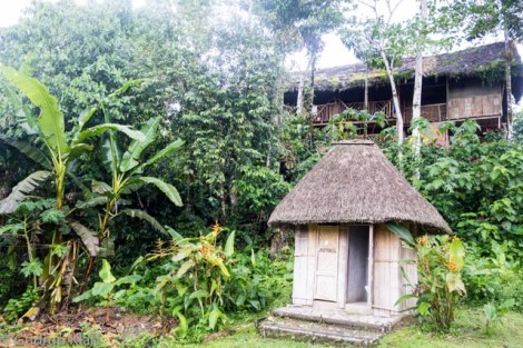 Ein Klo (Männerklo inklusive schwarzem Skorpion), dahinter Schlafräume