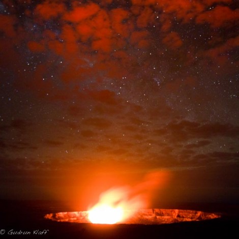 Eine wolkige Nacht - erst war ich enttäuscht, denn mit blossem Auge konnte man nur sehen, dass die Sterne schwach leuchteten in dieser Nacht, aber dann machte ich ein Bild mit langer Belichtungszeit und war sehr glücklich - die Wolken sind rot durch das Glühen der Lava innerhalb des Kraters.