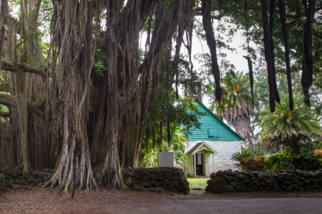 Kirche, hinter der Charles Lindbergh begraben ist - hinter Hana.